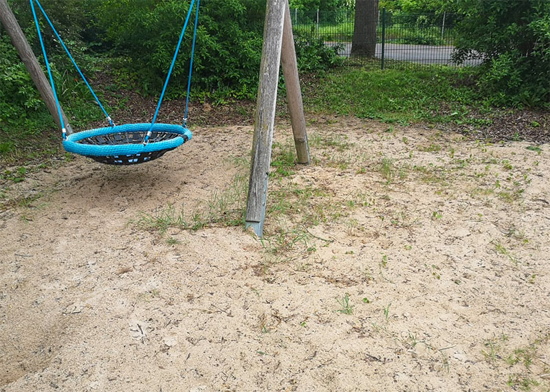 Verschmnutzter Sand auf einem Spielplatz vor der Reinigung durch Lukas Kümmel